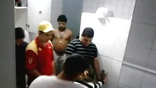 Porta il bianco video hard vecchie con vibratori a raggiungere l'orgasmo sul pavimento