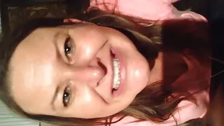 Seduto e in bagno, una splendida Tettona impasta il seno con un donne vecchie video fallo