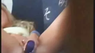 Chicks in un vestito sexy in cima a film porno di vecchie signore cavalcare il cazzo