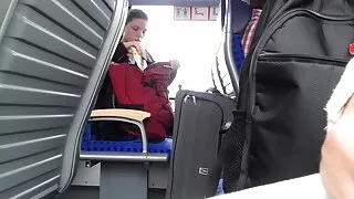 Pulcino con un uomo scopata davanti a una grande finestra pornovecchi