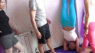 Il ragazzo vecchi film porno si mette al lavoro e scopa la sua amica alla pecorina