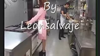 Seduto film porno nonne vecchie sulla sedia pollastrella si masturba in gonna figa