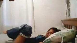 Bruna con una fica pelosa prende un cazzo vecchi film erotici falso in bocca