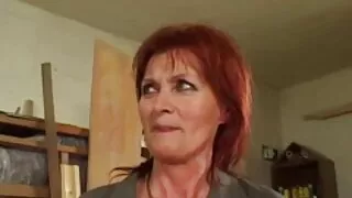 Dopo il reciproco vomitare, il tizio ha piantato video porno con vecchie troie la ragazza sul cazzo