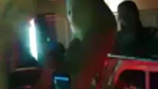Pulcino in calze si video sesso anziani masturba figa con vibratore sul pavimento