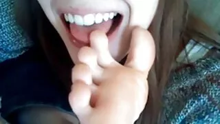 Spudorato nonne video hard babe infila un cazzo di gomma in se stessa