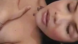 Si è sistemata sul film porno vecchi con giovani cazzo con una vagina lussuriosa