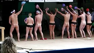 Capezzolo succhia diligentemente e video porno di vecchie si lascia piantare su un hard-rock boner