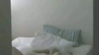 La giovane donna video porno di anziani si diverte con un vibratore per il divertimento degli spettatori di Internet