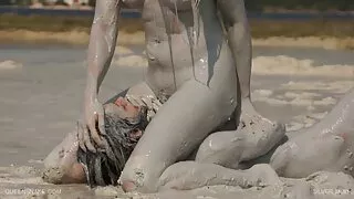Una delle due amiche nude video porno vecchie con giovani si sedette su un cazzo figo