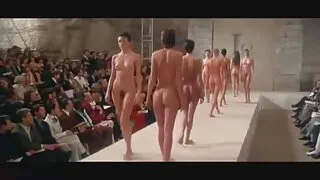 Assertivo hahal batte la ragazza sulle tette con le video porno con anziane mani