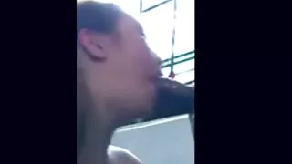 Il marito viene sempre video porno di vecchi in bocca dopo il pompino profondo del coniuge