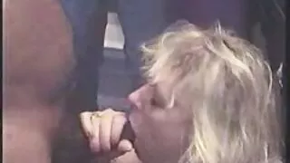 Bruna video hard con vecchi con un dildo si eccita gradualmente